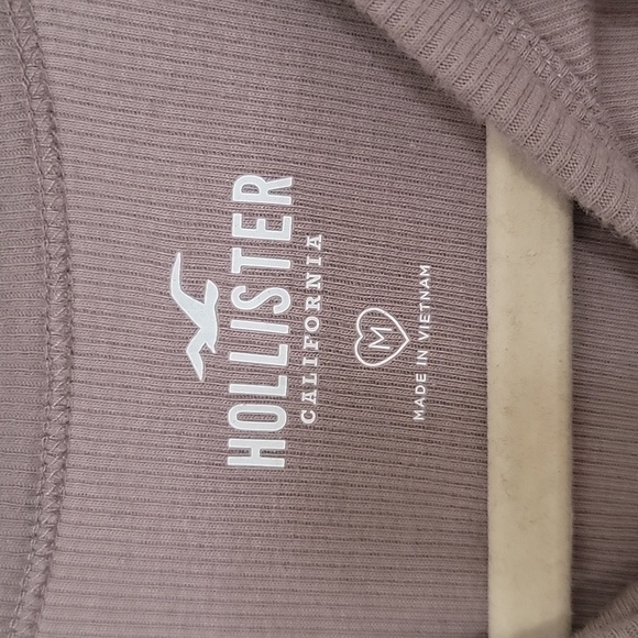 NWT Hollister Women’s High-Neck Ribbed Butterfly Graphic Tank Top size Medium - Picture 6 of 8